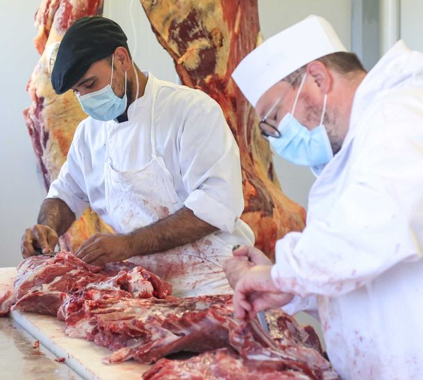 découpe de viande pour distribuer dans les cantines des collèges et lycées