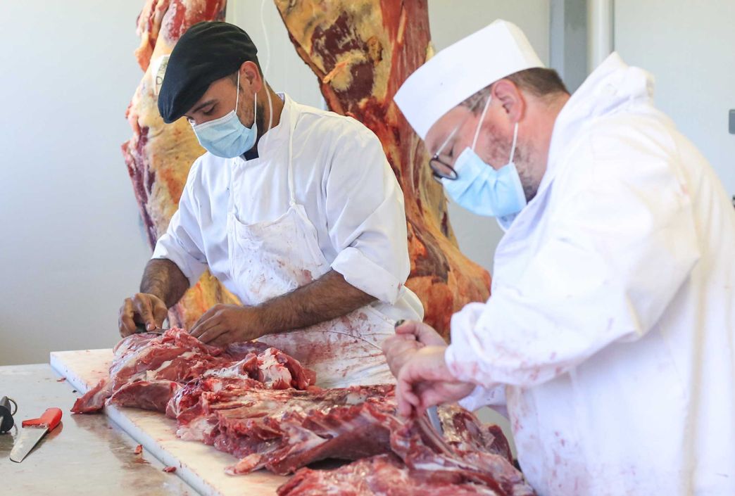 découpe de viande pour distribuer dans les cantines des collèges et lycées