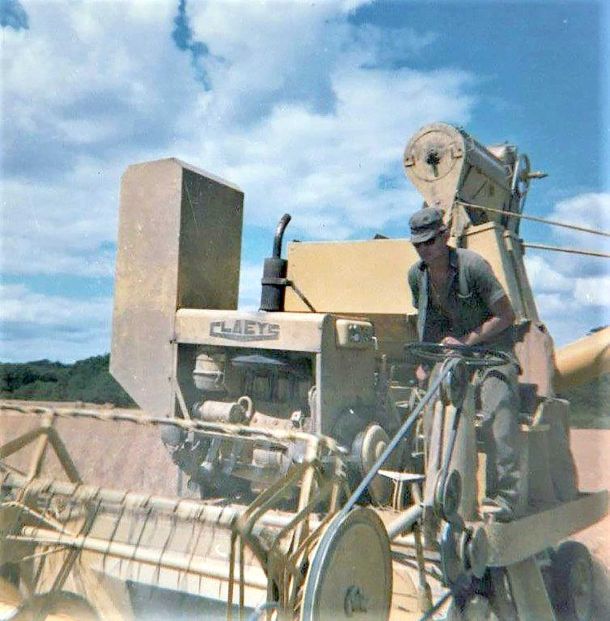 Jacky Turbeaux sur sa moissonneuse batteuse en 1968 à Vallières les grandes près d'Amboise et Blois