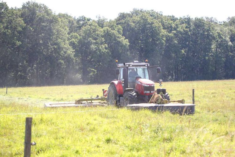 tracteur de la SARL Turbaux à Vallières les grandes, département de Loir-et-Cher