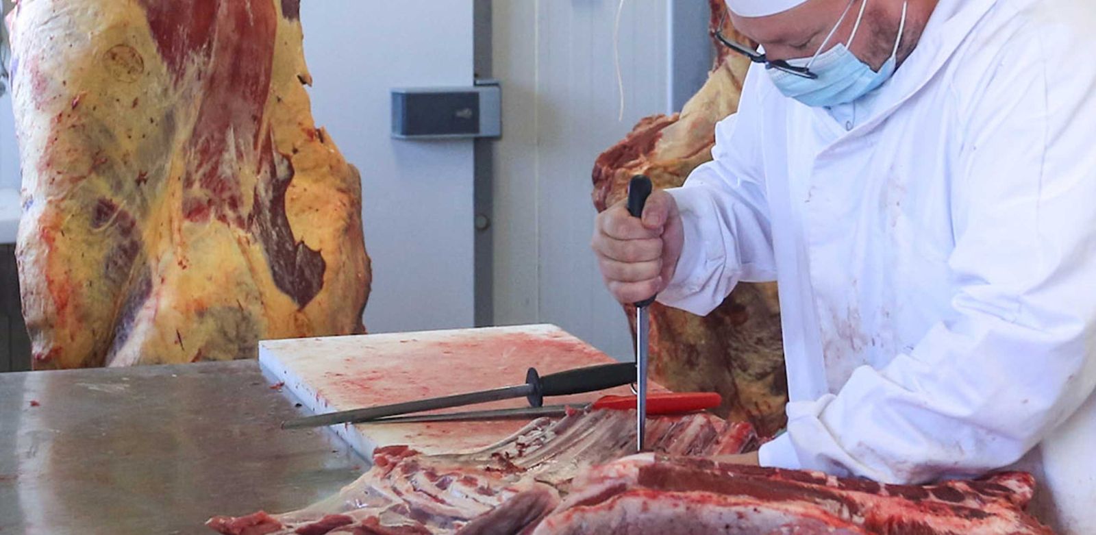 préparation viande dans le labo boucherie