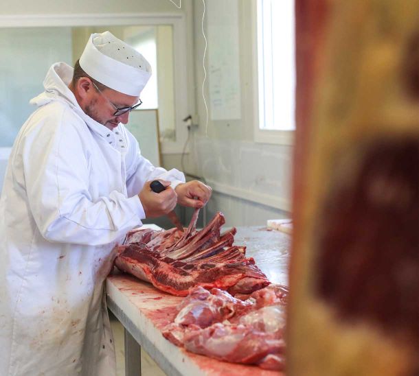 découpe de viande bovine dans le laboratoire de découpe de Vallières près d'Amboisee